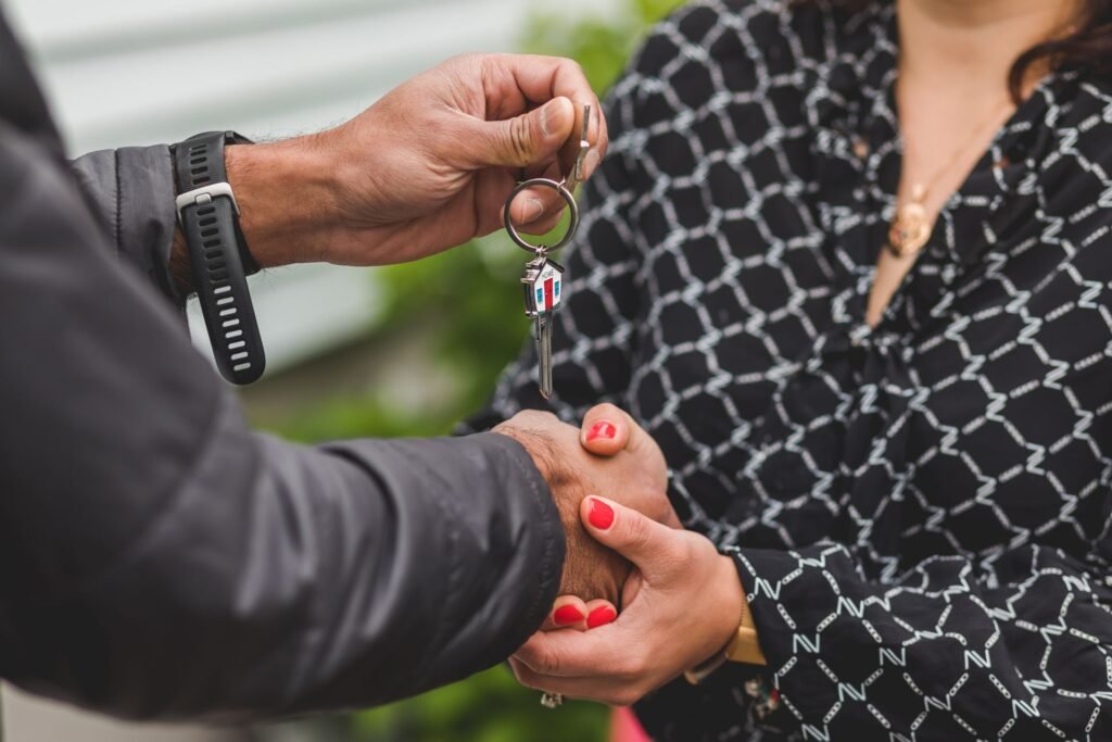 Couple exchanging house keys during a UAE mortgage buyout property title transfer